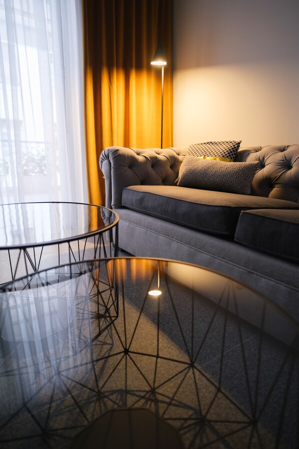 Black & White Suite | Zona de estar | Smart TV de 45 pulgadas con canales por cable, una televisión