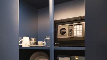 Blue Suite | Cocina privada | Frigobar, microondas, cafetera de espresso y utensilios de cocina