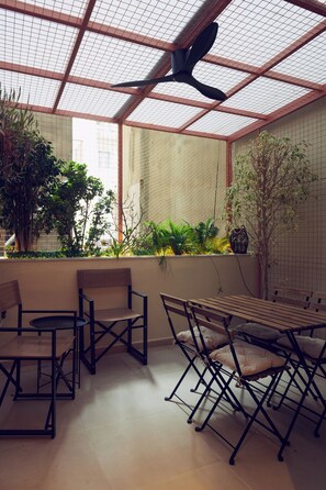 V13 Boho Suite-Veranzerou Street 13 | شرفة/رواق