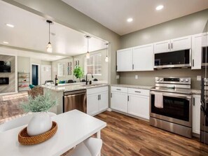 Een koelkast, een microgolfoven, een oven, een kookplaat