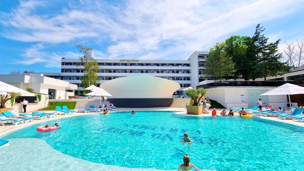 Seasonal outdoor pool