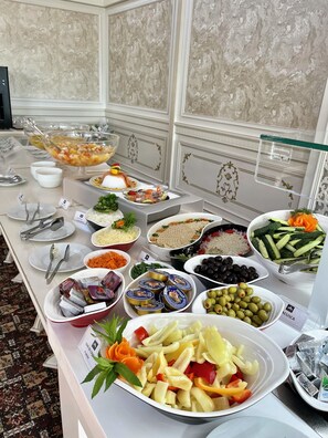Free daily buffet breakfast  - Grand Hotel Caraiman (Neptun)