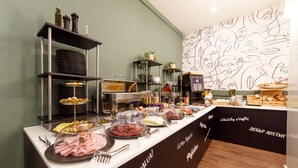 Un buffet proposant une variété de plats et une machine à café.