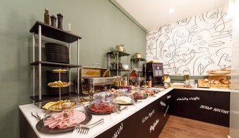 Café da manhã com buffet diário (EUR 7 por pessoa) 