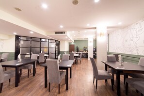 Café da manhã com buffet diário (EUR 7 por pessoa) 