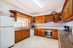 Coffee/tea maker, fridge, microwave, oven - Villa Coelha - Table tennis and Pool Table (Guia)