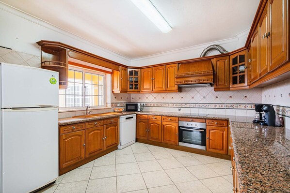 Fridge, microwave, oven, dishwasher - Villa Coelha - Table tennis and Pool Table (Guia)