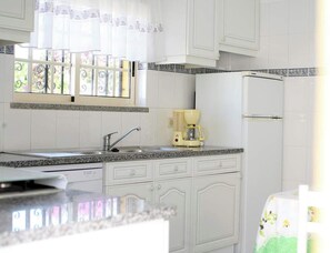 Kühlschrank, Mikrowelle, Ofen, Geschirrspüler