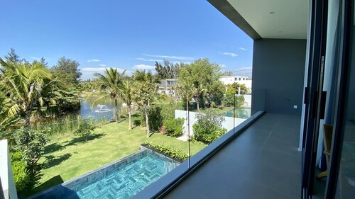 Villa 4 bedroom river view with private pool