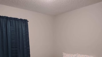 4 chambres, fer et planche à repasser, lit de bébé portatif