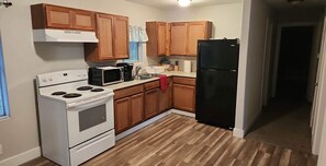 Jääkaappi, mikroaaltouuni, uuni, liesi