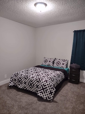 4 habitaciones, tabla de planchar con plancha y cuna de viaje 