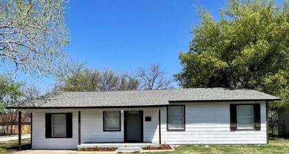 5 Minutes from Downtown! Cheerful Four Bedroom Home