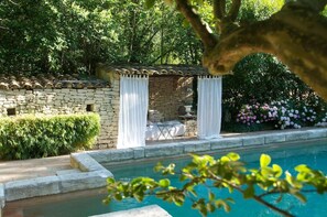 حمّام سباحة خارجي