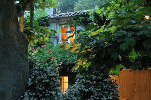 Exterior detail - Nostradamus, Mas Dagan romantic apartment for 4 people (Saint-Rémy-de-Provence)