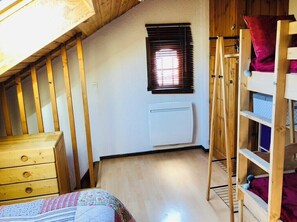 1 quarto, ferros/tábuas de passar roupa