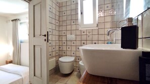 Suihku, hiustenkuivaaja, bidee, pyyhkeet