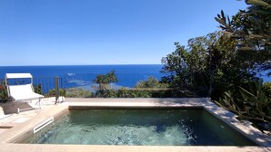 A pool with a clear view of the ocean. - Villa Marinus- Private Pool And Breathtaking Sea View (Corsano)