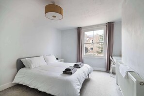 1 habitación, escritorio, tabla de planchar con plancha y wifi