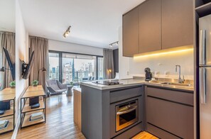 Apartment | Private kitchen | Fridge, microwave, stovetop, espresso maker - Forma Itaim (São Paulo)