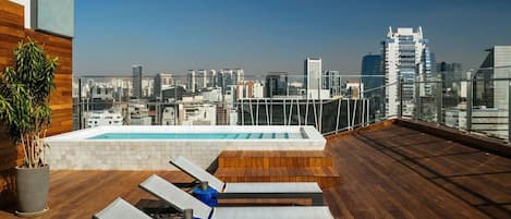 Piscina interna, piscina externa, espreguiçadeiras