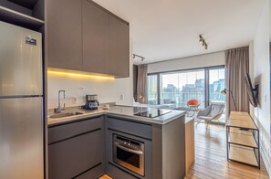 Kühlschrank, Mikrowelle, Herdplatte, Espressomaschine