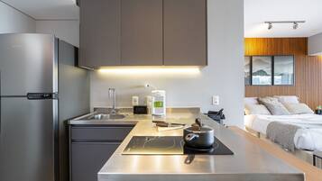 Departamento Deluxe | Cocina privada | Refrigerador, microondas, parrilla de estufa y cafetera de espresso