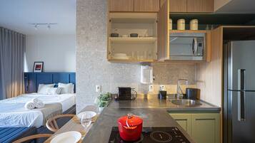Apartamento | Cozinha privada | Geladeira, micro-ondas, cooktop, máquina de café expresso