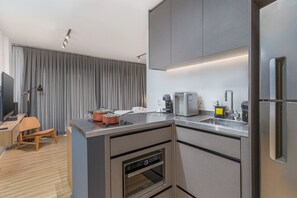 Apartment | Private kitchen | Espresso maker, fridge, microwave, stovetop - Forma Itaim (São Paulo)