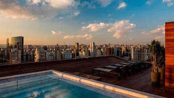 Piscina interna, piscina externa, espreguiçadeiras