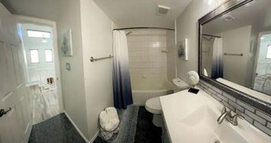 Combined shower/bathtub, hair dryer, towels, soap - Home Near Downtown Peoria, 15mins to SF Stadium (Peoria)