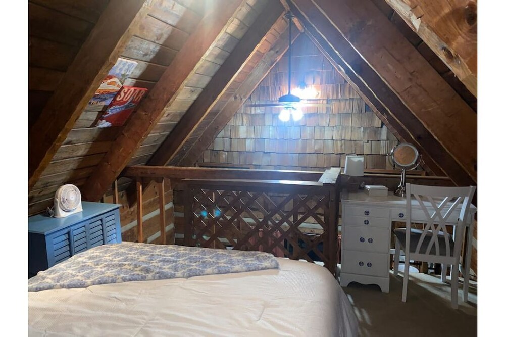 Log Cabin on Main St. In the ️ of Winston Salem. Sleeps 4 comfortably