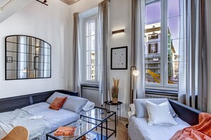 1 Schlafzimmer, Schreibtisch, schallisolierte Zimmer