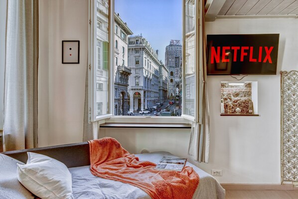 1 chambre, bureau, système d’insonorisation, fer et planche à repasser