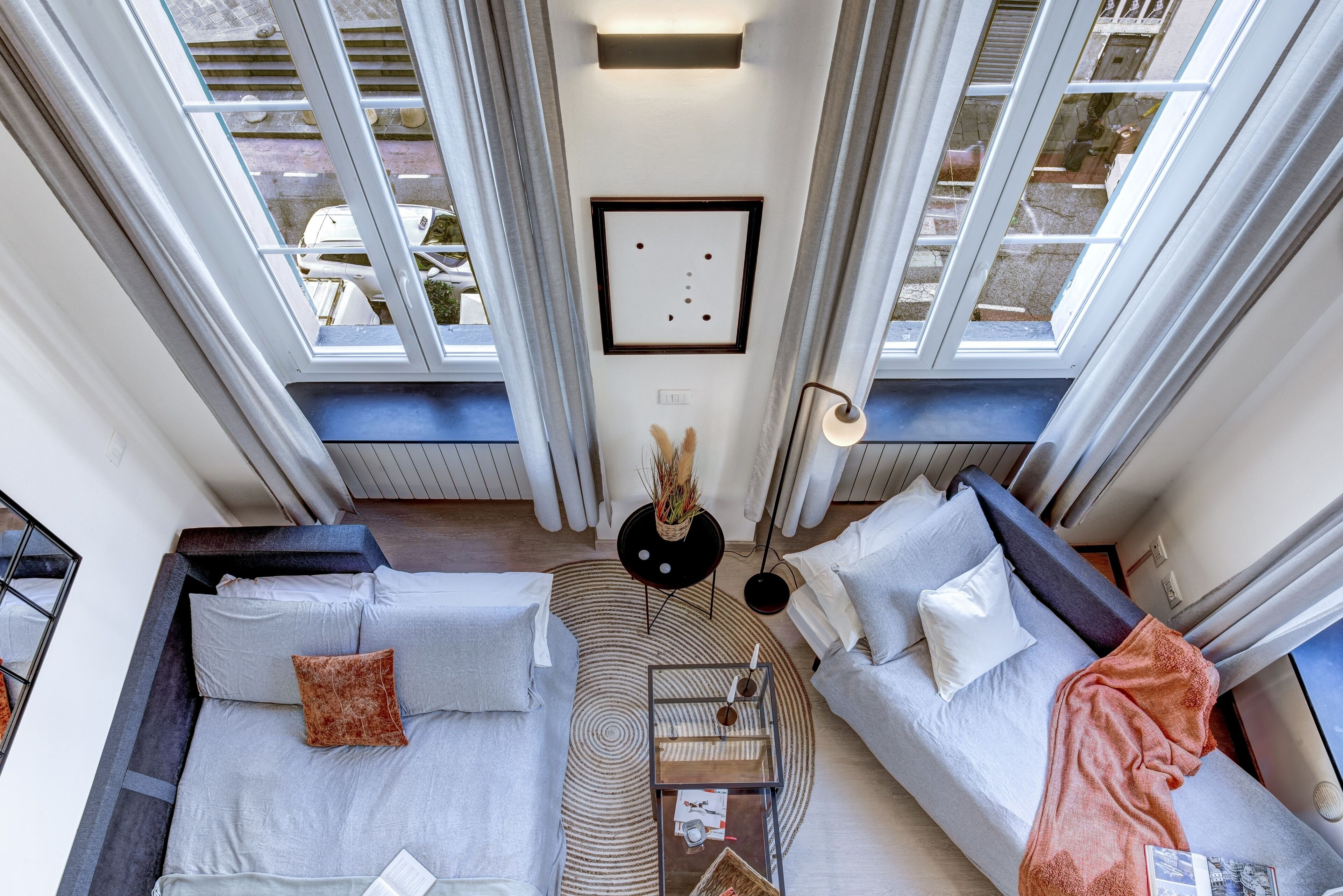 1 camera, una scrivania, insonorizzazione, ferro/asse da stiro