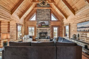 Televisie, een open haard, tafelvoetbal en een tafeltennistafel