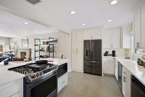 Private kitchen - NEW Cozy Home In Minneapolis in Central Location (Minneapolis)