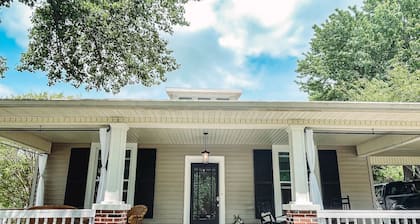 Charming Columbia Cottage - Newly Renovated!
