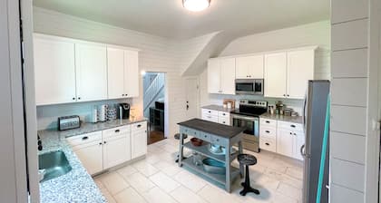 Charming Columbia Cottage - Newly Renovated!