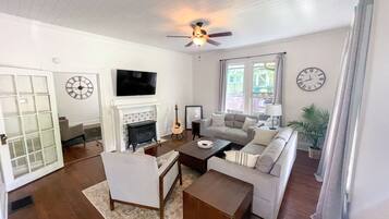 Télévision, baby-foot, livres