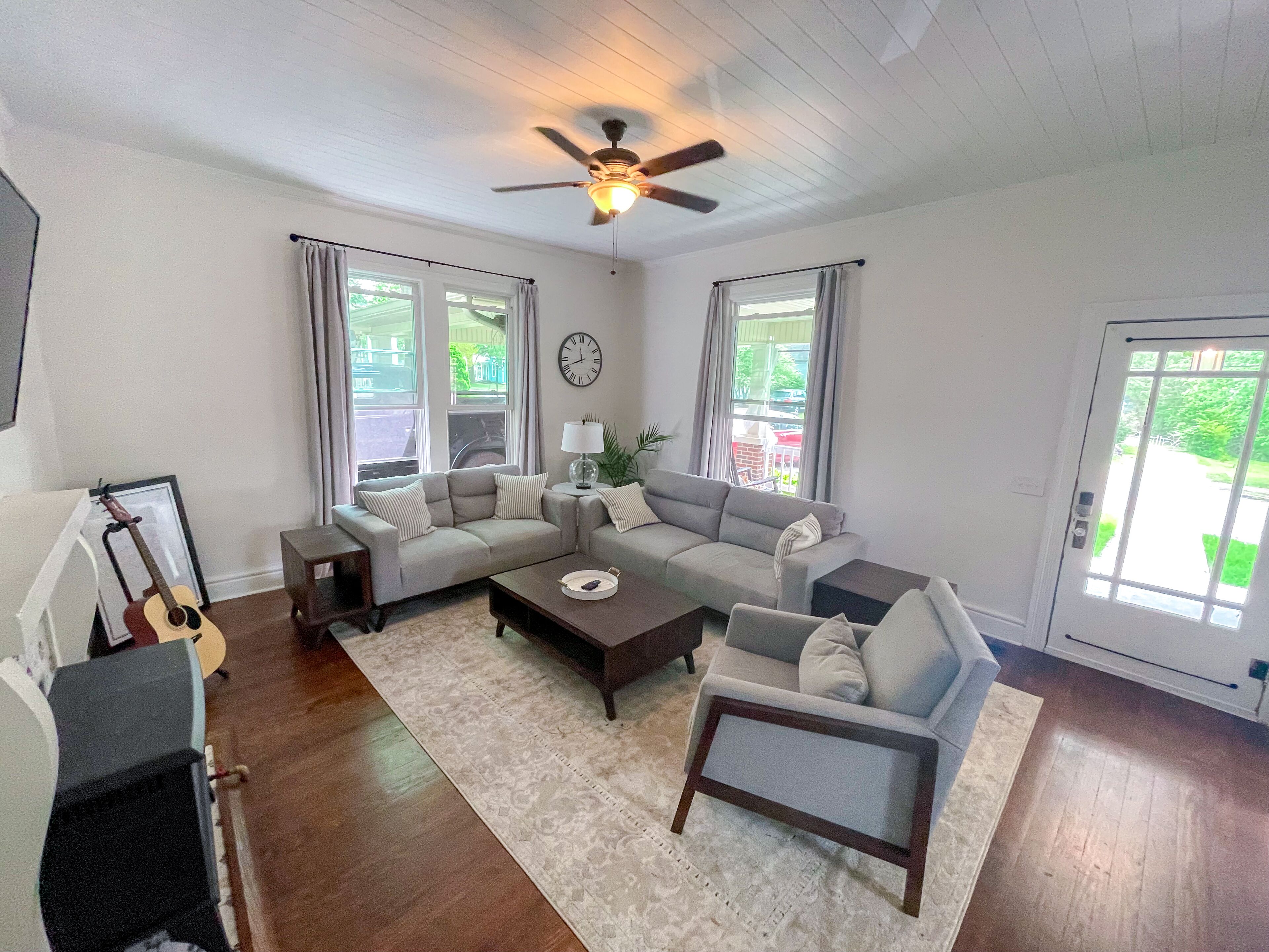 Télévision, baby-foot, livres