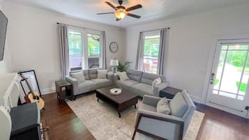 Télévision, baby-foot, livres