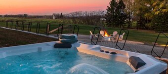 Elegant Home, 6 bdrms & baths, handicap accessible ~ HotTub ~ Firepit & Wineries