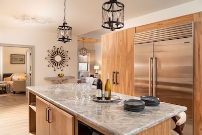 Elegant Home, 6 bdrms & baths, handicap accessible ~ HotTub ~ Firepit & Wineries