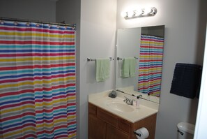 Towels, soap, shampoo, toilet paper - Quit, Cozy, Pet Friendly Condo (Winston-Salem)