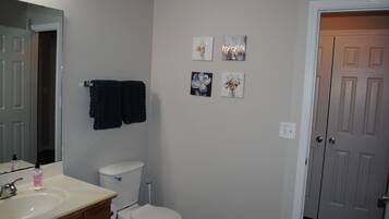 Toallas, jabón, shampoo, papel de baño