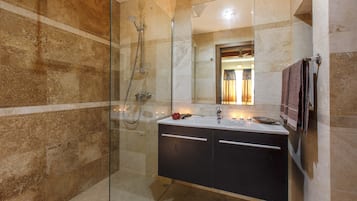 Dusch, hårtork, handdukar och toalettpapper