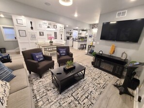 Televisión, chimenea, videojuegos y reproductor de DVD 