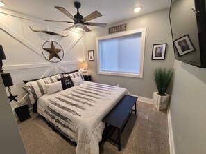 4 habitaciones, escritorio y tabla de planchar con plancha 