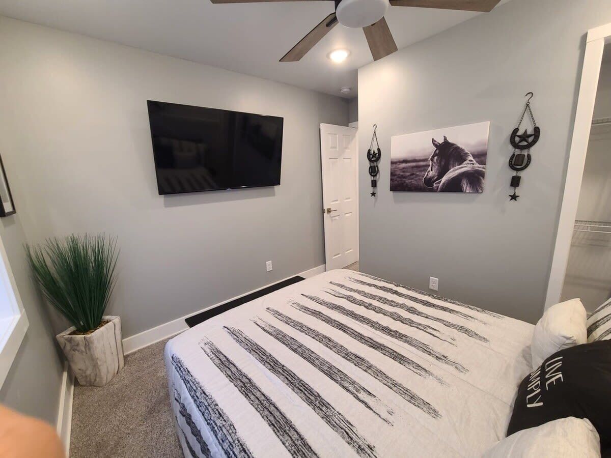 4 habitaciones, escritorio y tabla de planchar con plancha 